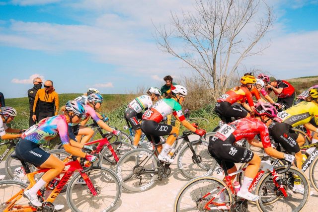 Un pelotón teñido de diferentes colores. Foto: @StradeBianche