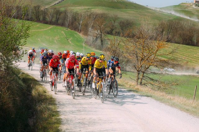 Estrechos caminos reducen el pelotón en grupos. Foto" @StradeBianche