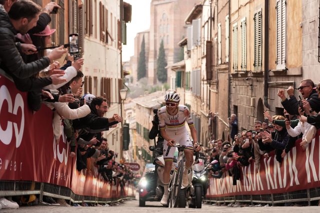 Tadej Pogacar coronando la subida a Via Santa Caterina. Foto: @StradeBianche