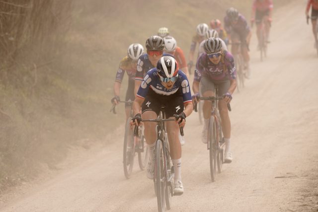 La polvoreda en los caminos de tierra. Foto: @StradeBianche