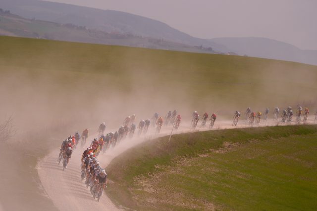 Largos tramos de grava y tierra dominn esta carrera. Foto: @StradeBianche