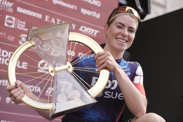 Demi Vollering con el trofeo como ganadora de la carrera femenina. Foto: @StradeBianche