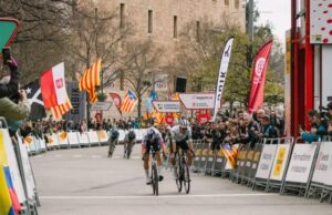 Roglic y Ayuso sprintando en la etapa 4. Foto: @VoltaCatalunya