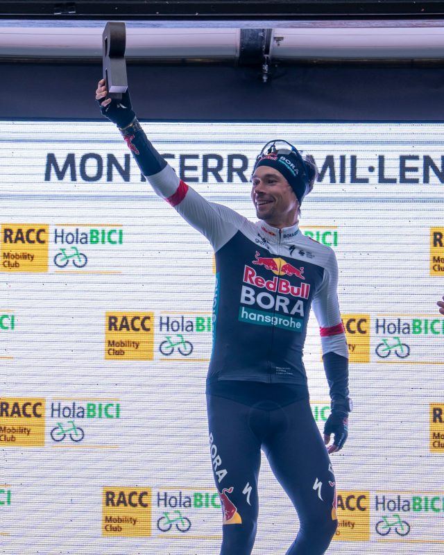 Primoz Roglic en el podio. Foto: Volta a Cataluña