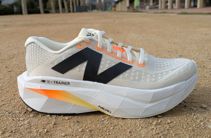 Análisis New Balance FC SC Trainer v3: Carbono + Maximalismo +