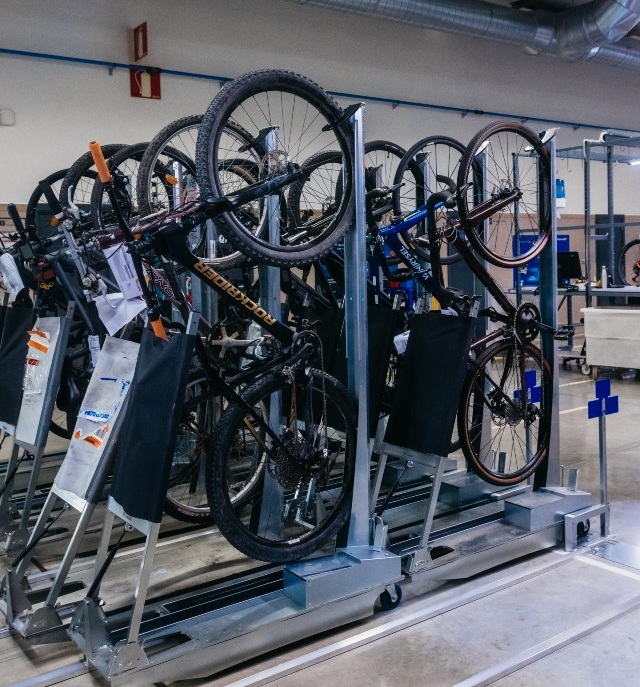 Bicicletas que son reparadas en el Taller País. Foto: Decathlon 