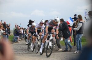 Pogacar, Philipsen y van der Poel en la Paris Roubaix. Foto: Paris Roubaix