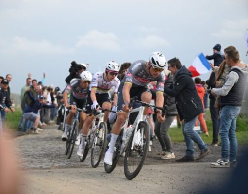 Pogacar, Philipsen y van der Poel en la Paris Roubaix. Foto: Paris Roubaix
