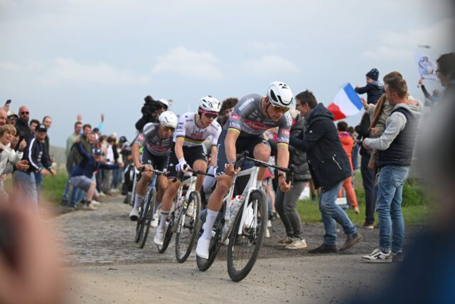 Pogacar, Philipsen y van der Poel en la Paris Roubaix. Foto: Paris Roubaix