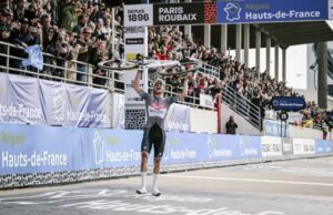 Mathieu van der Poel en meta. Foto: Paris Roubaix