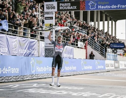 Mathieu van der Poel en meta. Foto: Paris Roubaix