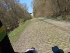 Tadej Pogacar reconociendo Paris Roubaix.