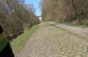 Tadej Pogacar reconociendo Paris Roubaix.