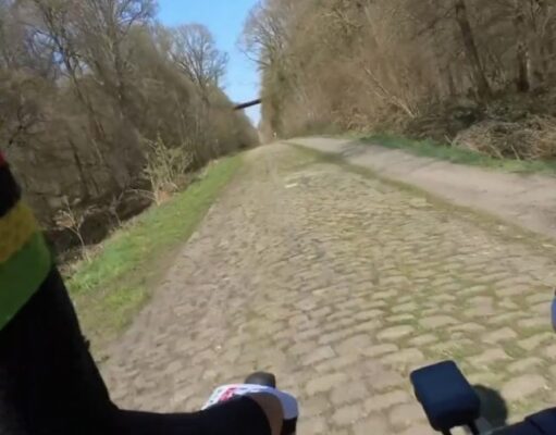 Tadej Pogacar reconociendo Paris Roubaix.