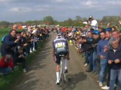 El público lanzando el bidón a van der Poel en la Paris Roubaix.