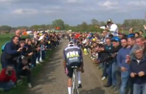 El público lanzando el bidón a van der Poel en la Paris Roubaix.