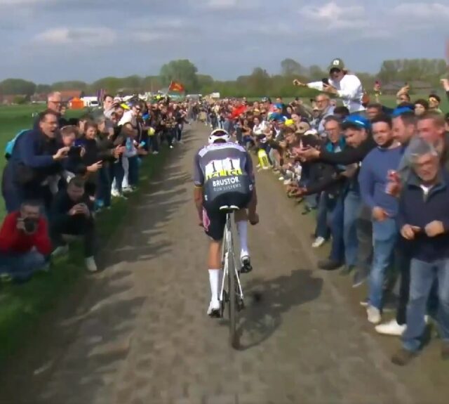 El público lanzando el bidón a van der Poel en la Paris Roubaix.