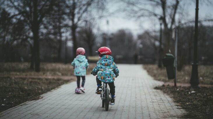 Los niños pueden disfrutar del ciclismo con amigos y família.
