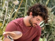 Viajar en bicicleta.