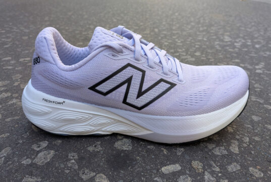 New Balance Fresh Foam X 880 v15, la rodadora que nunca falla