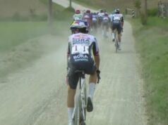 Pinchazo de Roglic en un tramo del sterrato.