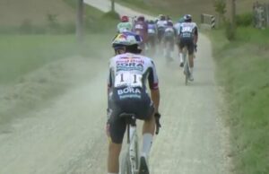 Pinchazo de Roglic en un tramo del sterrato.