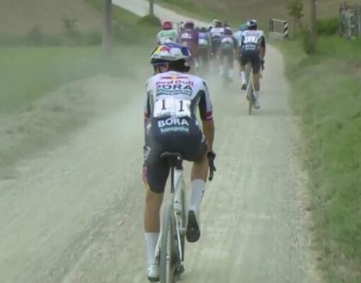 Pinchazo de Roglic en un tramo del sterrato.