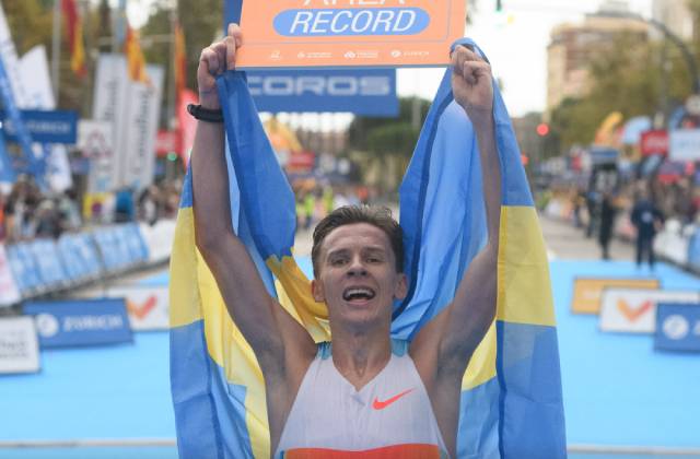 Almgren posa con su carte del Récord de Área en Valencia