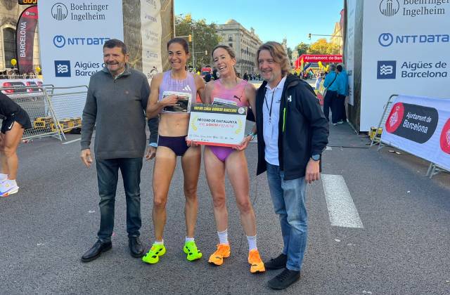 Marta Galimany y Txell Soler posan con el récord de Catalunya