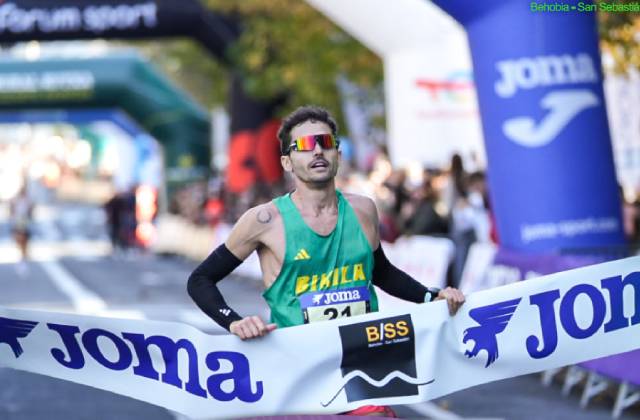 Raúl Celada celebra su victoria en la Behobia-San Sebastián 2025