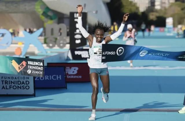 Jepkosgei celebra su victoria en Valencia / RFEA