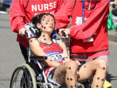 Sorprende en Osaka utilizando más de 100 pegatinas circulares en su debut en maratón