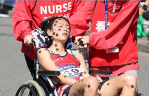 Sorprende en Osaka utilizando más de 100 pegatinas circulares en su debut en maratón