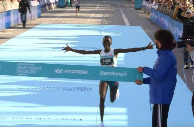 Chemnung a su llegada a meta en la Mitja de Barcelona