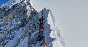 Una red criminal simulaba rescates a escaladores asustados en el Everest y habría estafado 20 millones