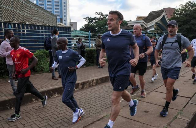 Macron y Kipchoge corriendo por las calles de Nairobi