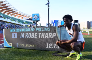 Ja’Kobe Tharp pulveriza el récord mundial de los 110 metros vallas