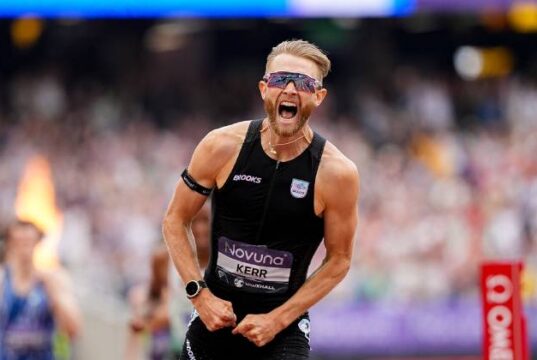 ¡Josh Kerr logró el Récord Nacional de 1.500 (3:27:65) en su WR de la milla en Londres!