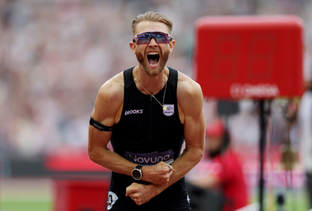 josh_kerr_brooks_record_milla Josh Kerr escribe la historia de la milla: récord mundial con 3:42.66