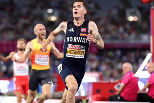 Jakob salió de las ‘tinieblas’ para su oro europeo más especial…¡en su debut en 2026!