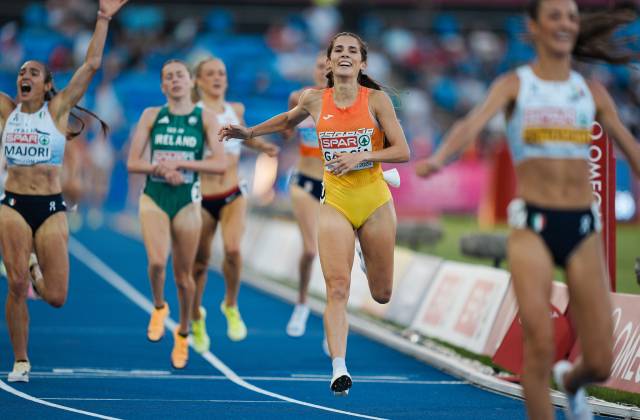 Marta celebra su victoria en el 5.000 / RFEA