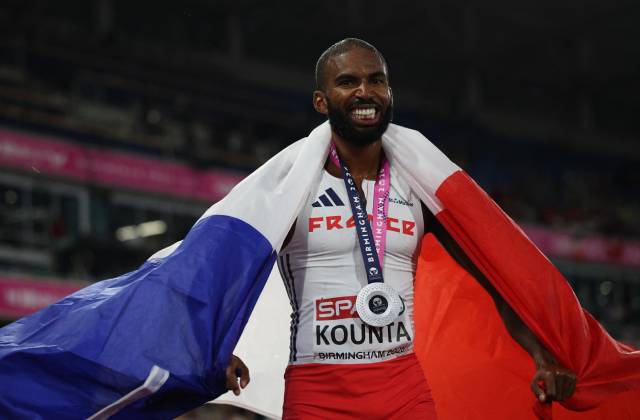 Kounta celebra su plata con la bandera de Francia