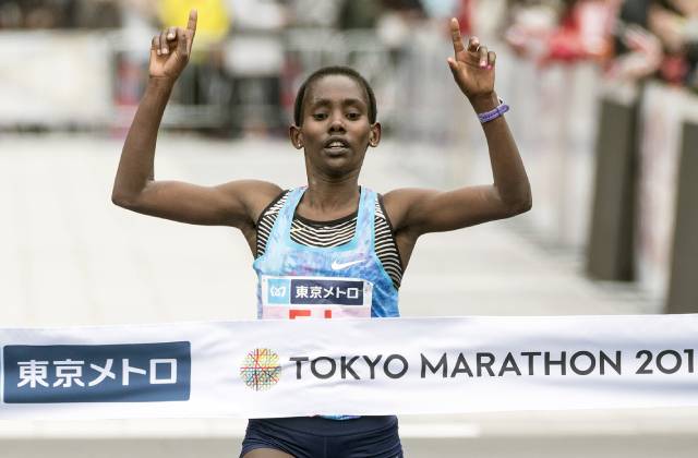 Ruti Aga, cuando ganó la Maratón de Tokio / World Athletics