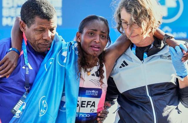 Assefa tuvo que recibir asistencia tras acabar en Berlín
