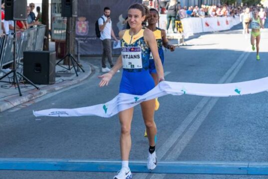Marta Mitjans ‘clava’ a la campeona del mundo sub’20 en la Milla de Jaén