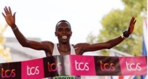 Kipruto ‘fulmina’ a 2:52/km a un Kiplimo que acaba hundido en Chicago